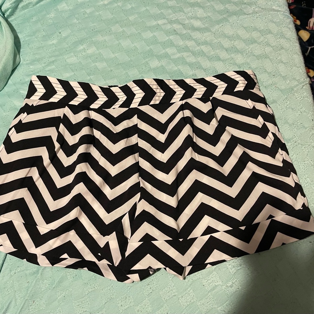 Chevron Patterned Black and White Women's Shorts